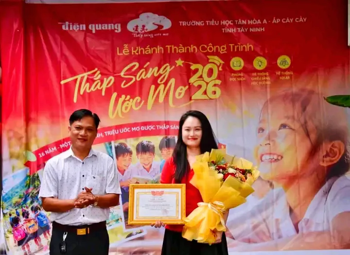 Tập đoàn Điện Quang: Chương trình “Thắp Sáng Ước Mơ” cho học sinh vùng biên giới