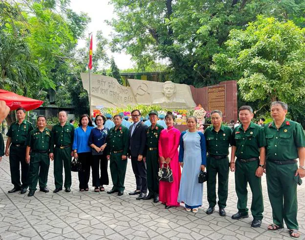 Trung tâm TGPLNN TP.Hồ Chí Minh: Thăm và tặng quà lực lượng làm nhiệm vụ tìm kiếm, quy tập hài cốt Liệt sĩ