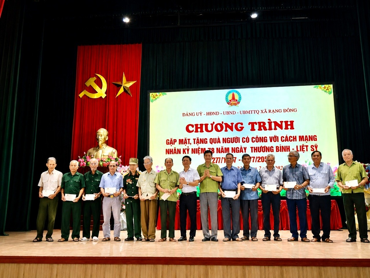 Xã Rạng Đông trao tặng 490 suất quà cho Thương binh và người có công với cách mạng