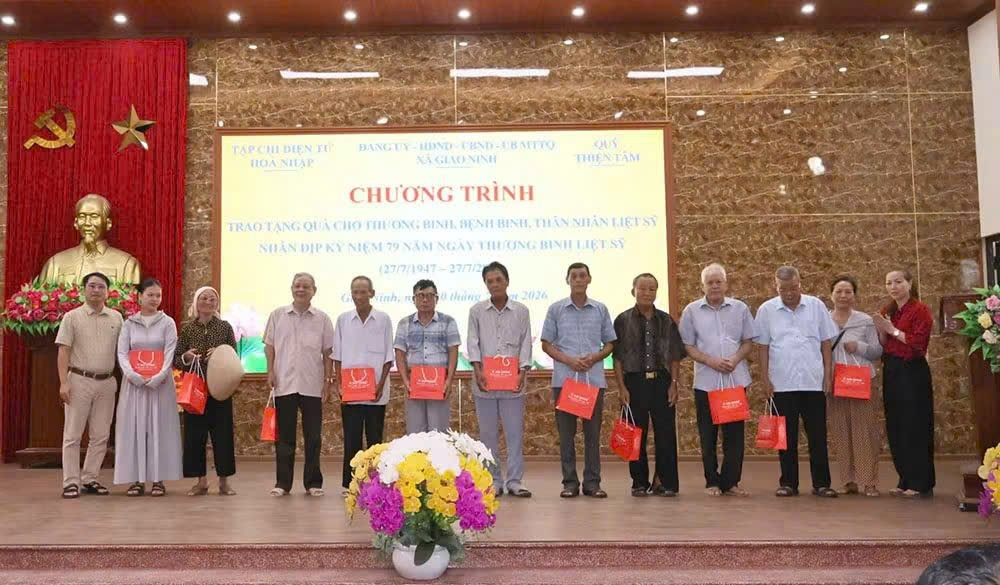 Trao quà tri ân người có công với cách mạng tại xã Giao Ninh