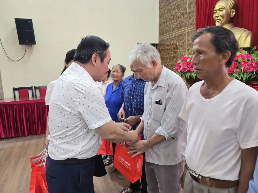 Trao quà tri ân người có công với cách mạng tại xã Giao Ninh