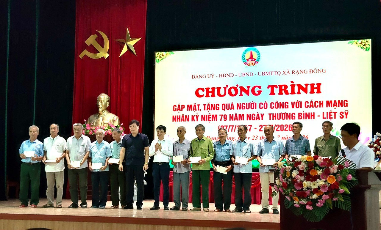 Xã Rạng Đông trao tặng 490 suất quà cho Thương binh và người có công với cách mạng