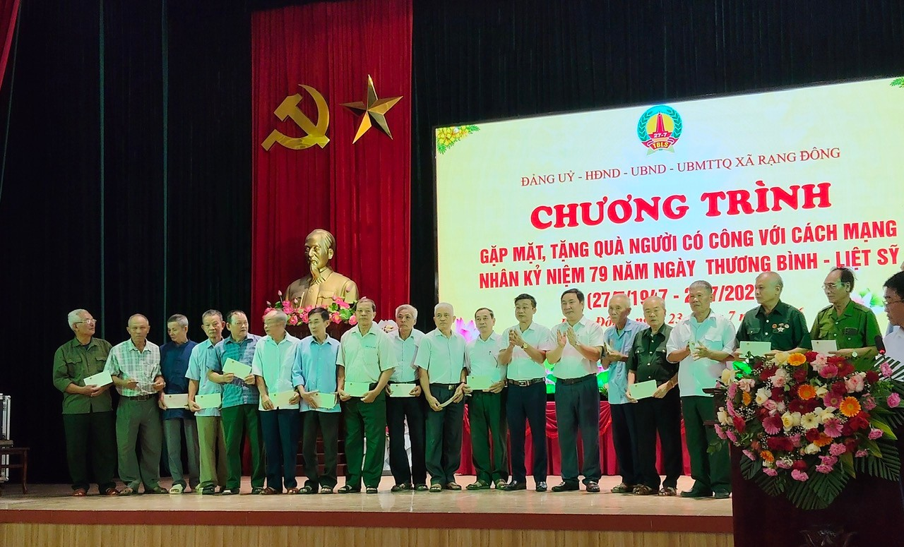 Xã Rạng Đông trao tặng 490 suất quà cho Thương binh và người có công với cách mạng