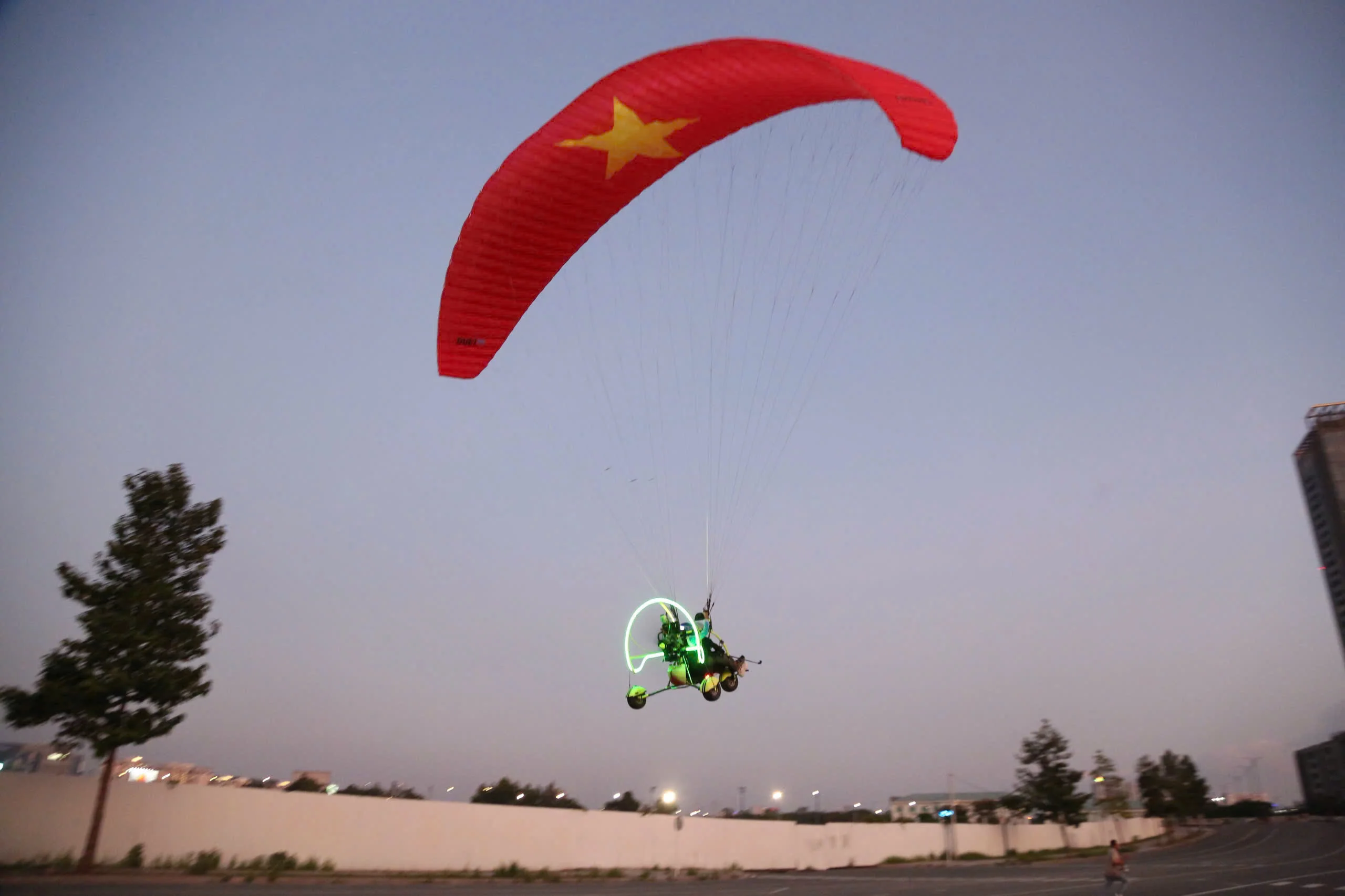 Paramotor: Có một Sài Gòn rất khác dưới cánh dù