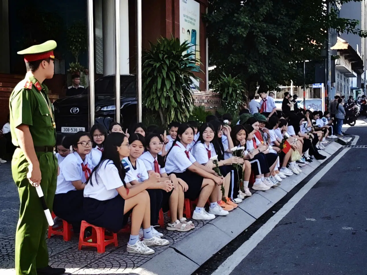 Nhành hoa trắng bên đường