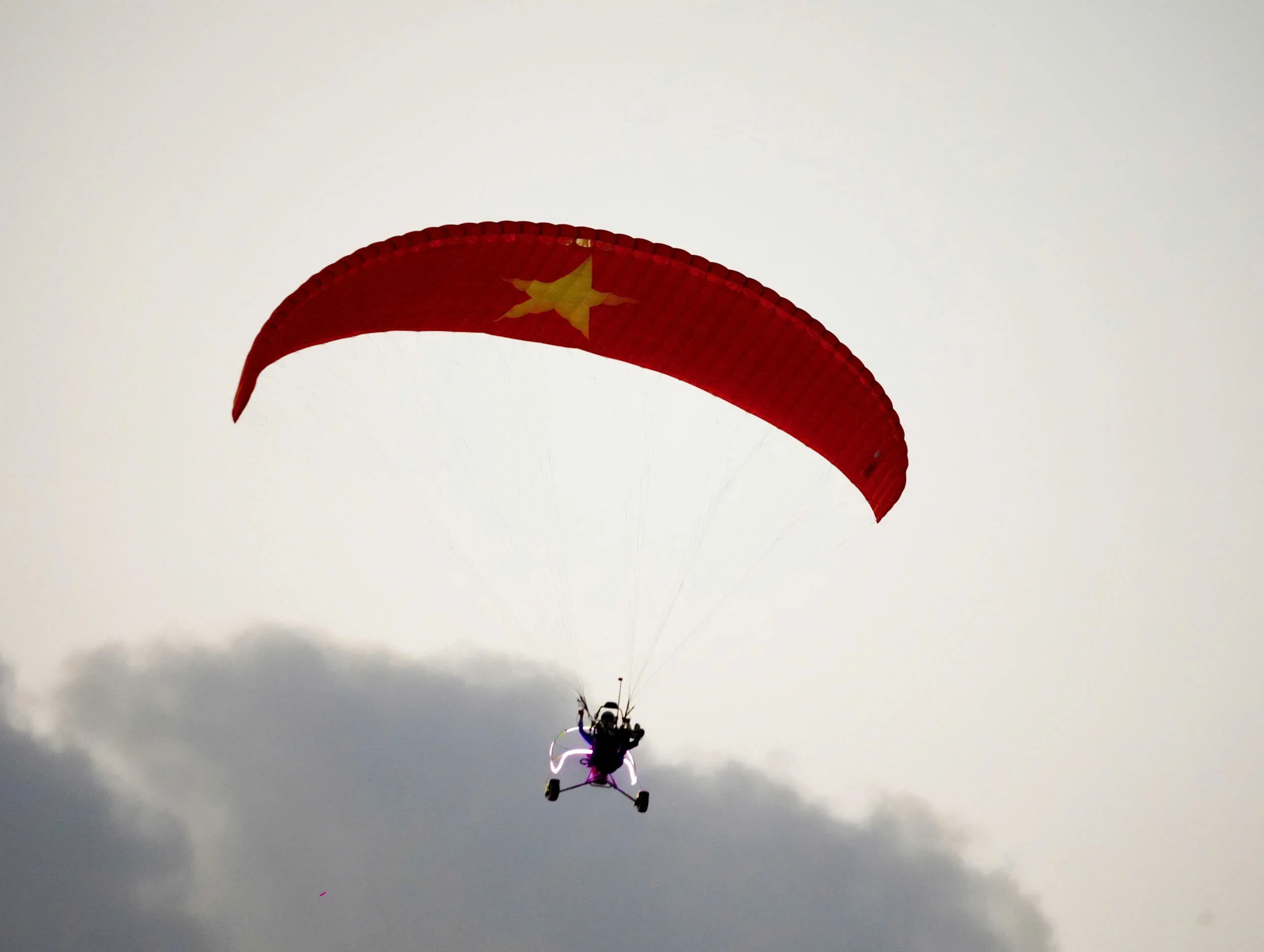 Paramotor: Có một Sài Gòn rất khác dưới cánh dù