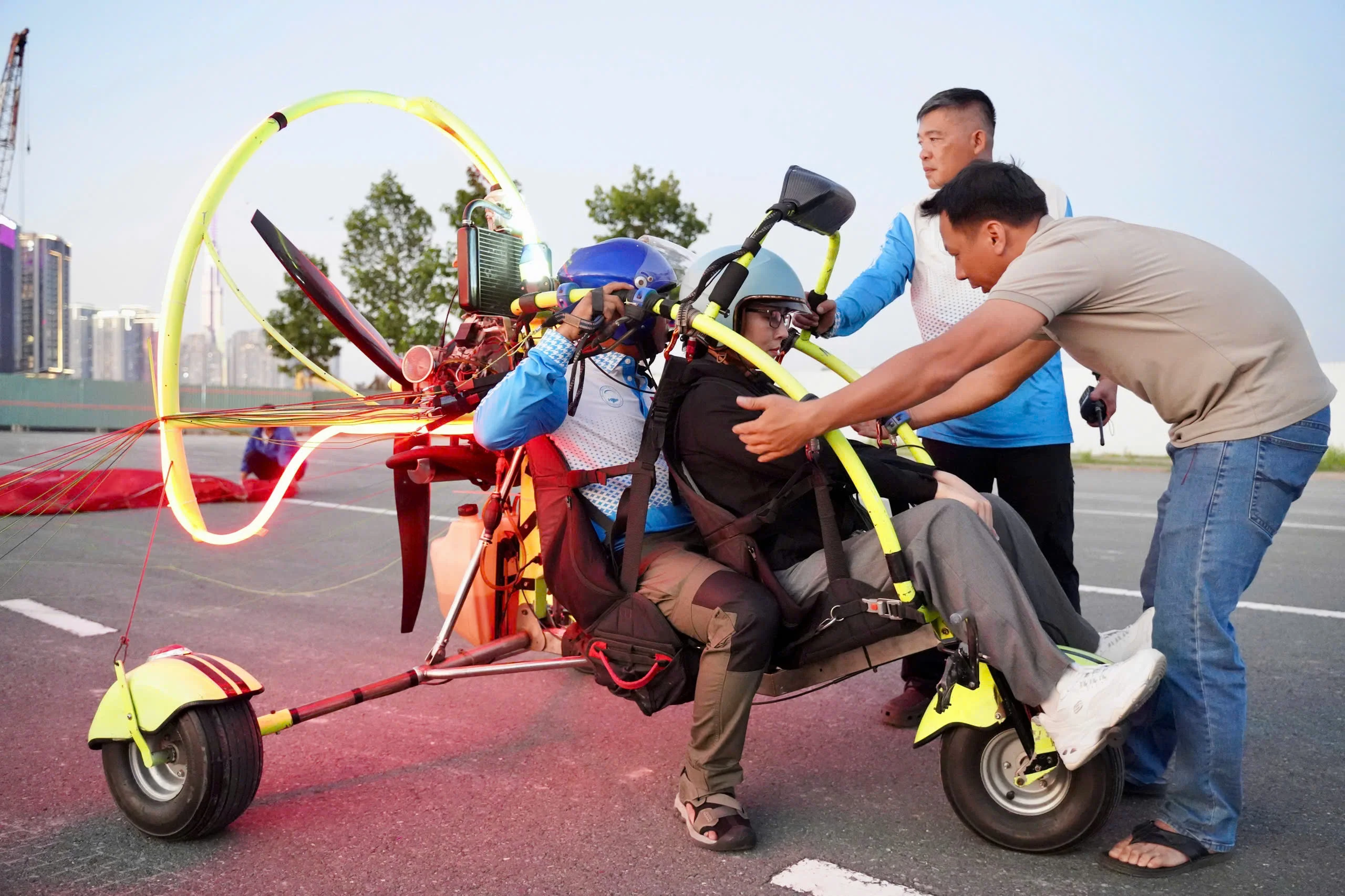 Paramotor: Có một Sài Gòn rất khác dưới cánh dù