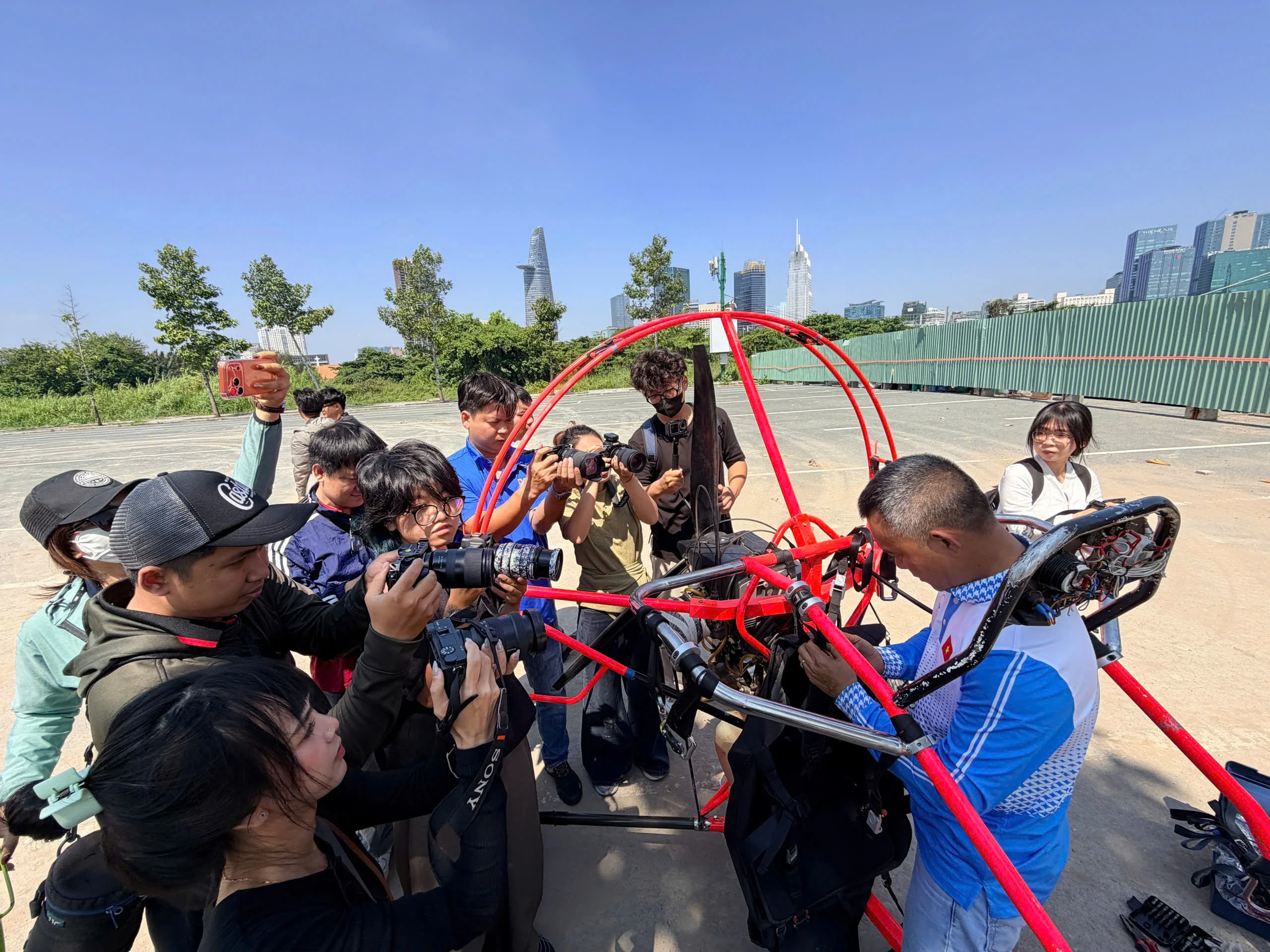 Paramotor: Có một Sài Gòn rất khác dưới cánh dù