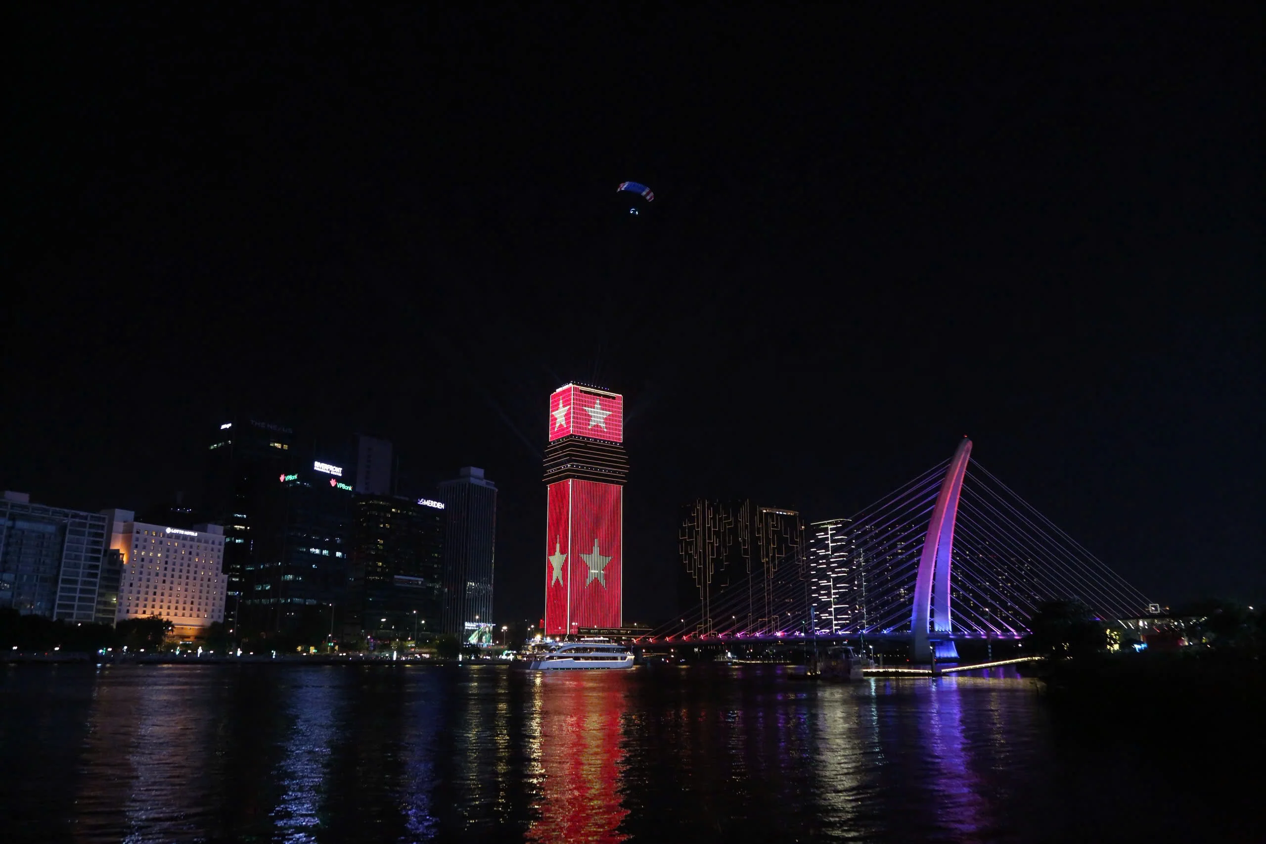 Paramotor: Có một Sài Gòn rất khác dưới cánh dù