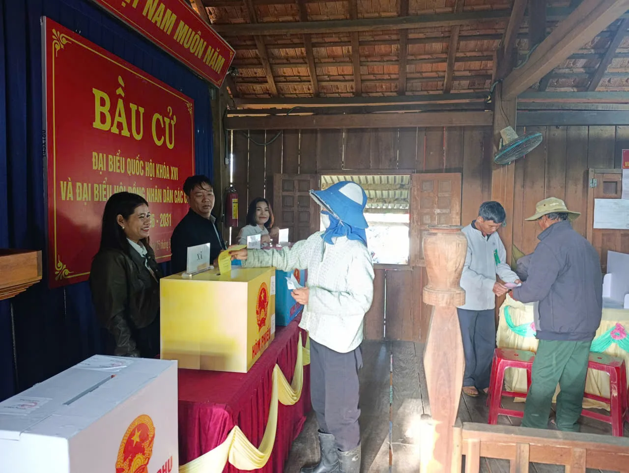 Cử tri phường An Khê (Gia Lai) tích cực tham gia bầu cử