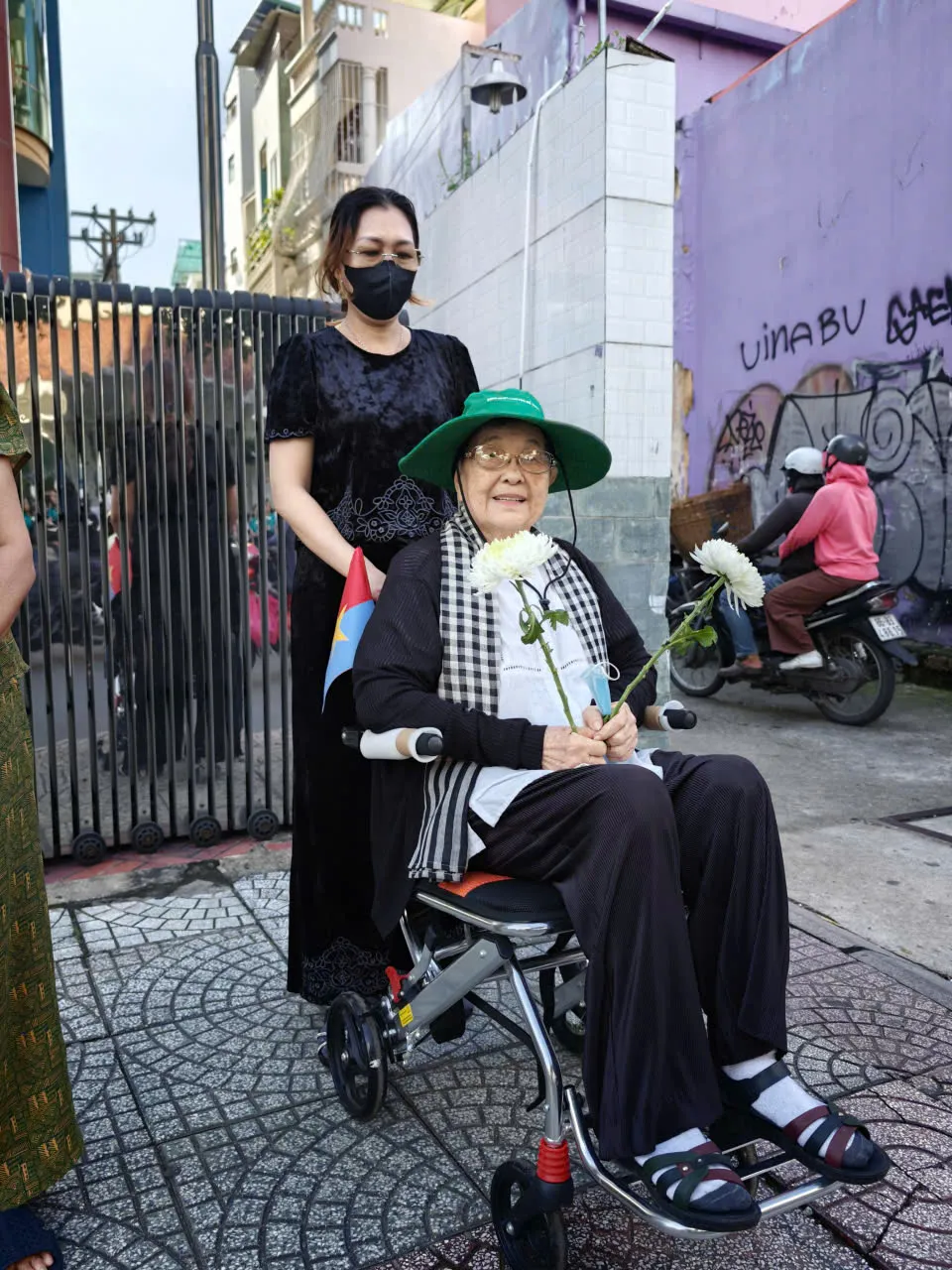 Nhành hoa trắng bên đường
