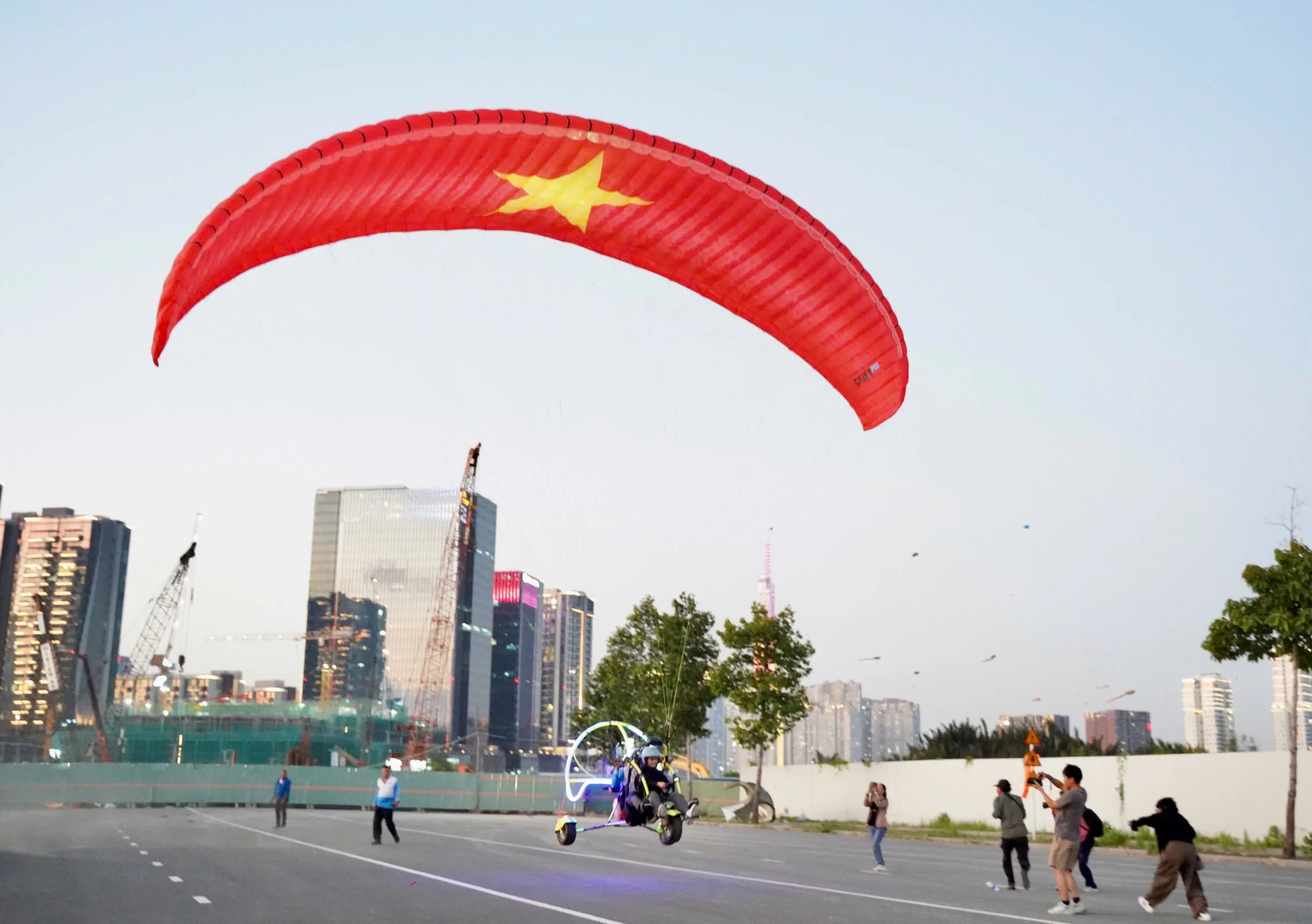 Paramotor: Có một Sài Gòn rất khác dưới cánh dù