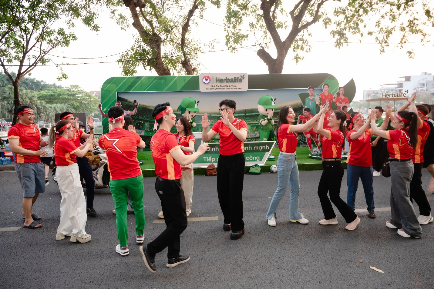 Herbalife Việt Nam tổ chức Fanzone tiếp lửa Đội tuyển Việt Nam trong trận đấu quan trọng gặp Malaysia tại vòng loại Asian Cup 2027