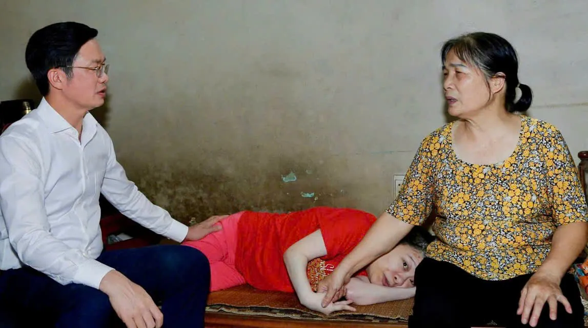 Lãnh đạo UBMTTQ Việt Nam TP.Hải Phòng thăm, tặng quà nạn nhân chất độc da cam