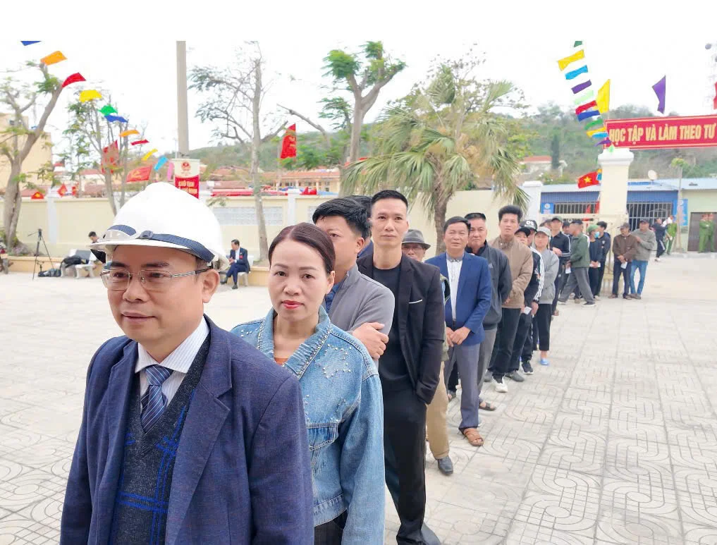 Cử tri đặc khu Bạch Long Vỹ phấn khởi trong ngày bầu cử