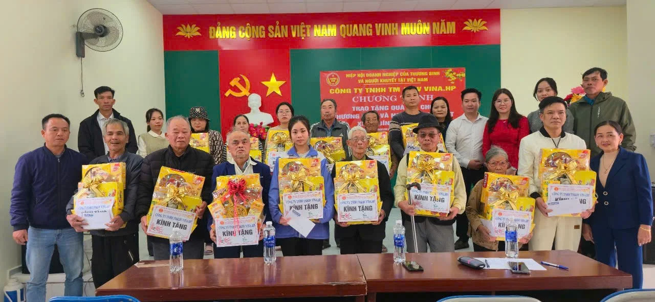 VINA.HP trao quà Tết tới thương binh, người khuyết tật tại xã Kiến Thụy