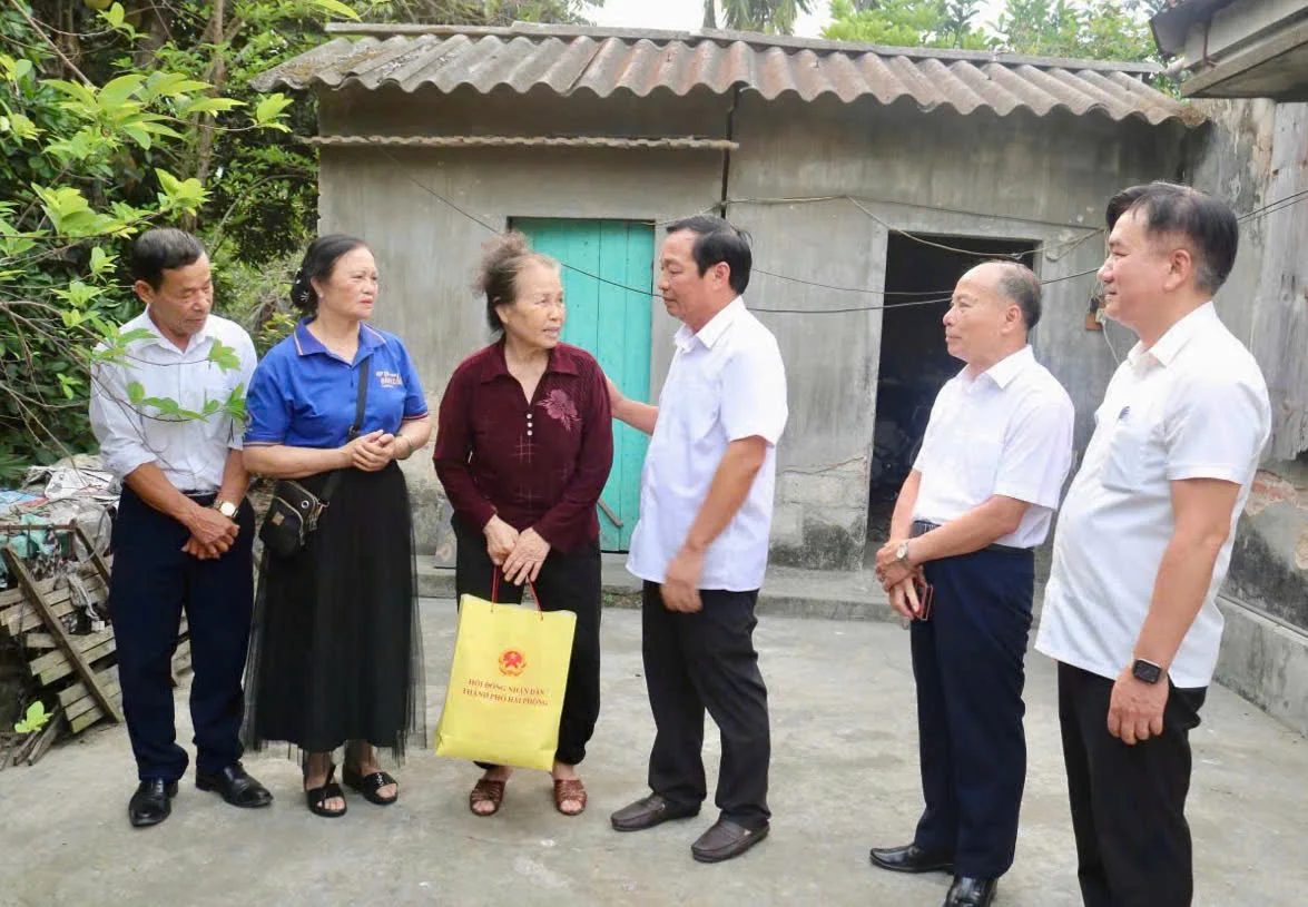 Lãnh đạo TP.Hải Phòng thăm, tặng quà người khuyết tật 