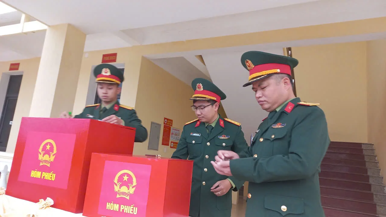 Cử tri đặc khu Bạch Long Vỹ phấn khởi trong ngày bầu cử