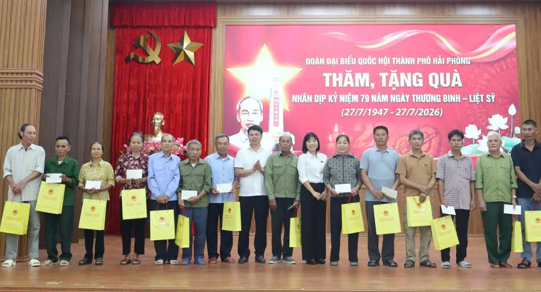 Đoàn đại biểu Quốc hội TP.Hải Phòng thăm, tặng quà người có công