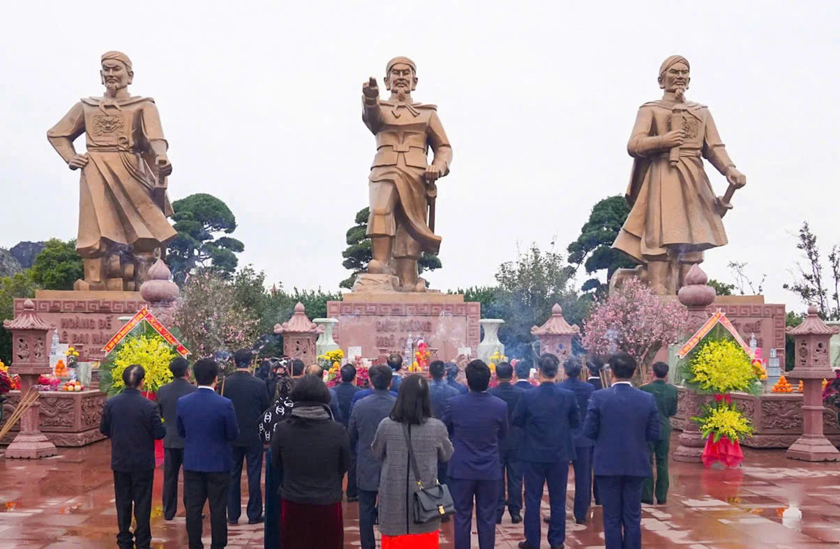 Lãnh đạo TP.Hải Phòng dâng hương tưởng niệm lãnh tụ Đảng, Nhà nước và các Di tích lịch sử trên địa bàn thành phố