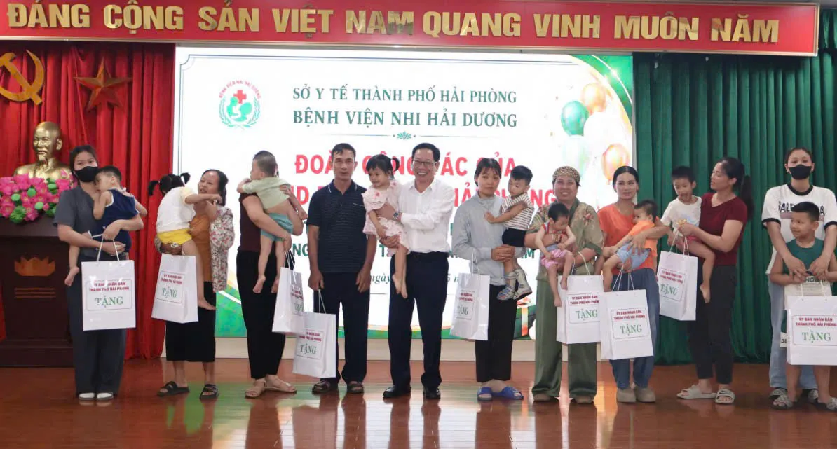 Lãnh đạo TP.Hải Phòng thăm, tặng quà thiếu nhi nhân ngày 1/6