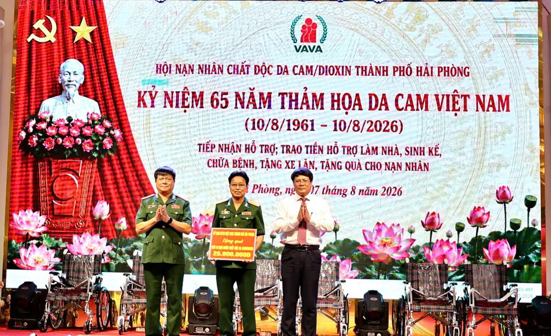 Trao kinh phí hỗ trợ nạn nhân chất độc da cam/dioxin
