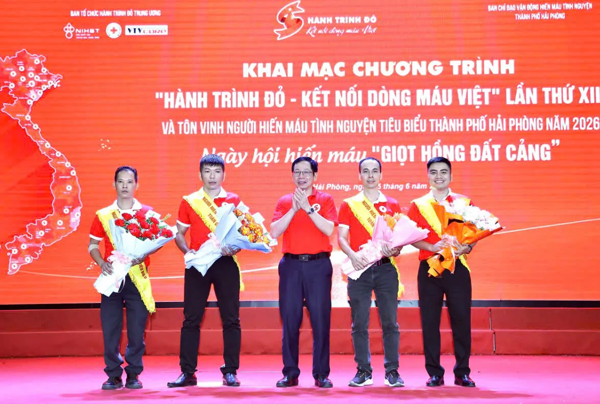 Tôn vinh, tri ân gia đình, cá nhân tiêu biểu phong trào ‘giọt hồng đất Cảng’