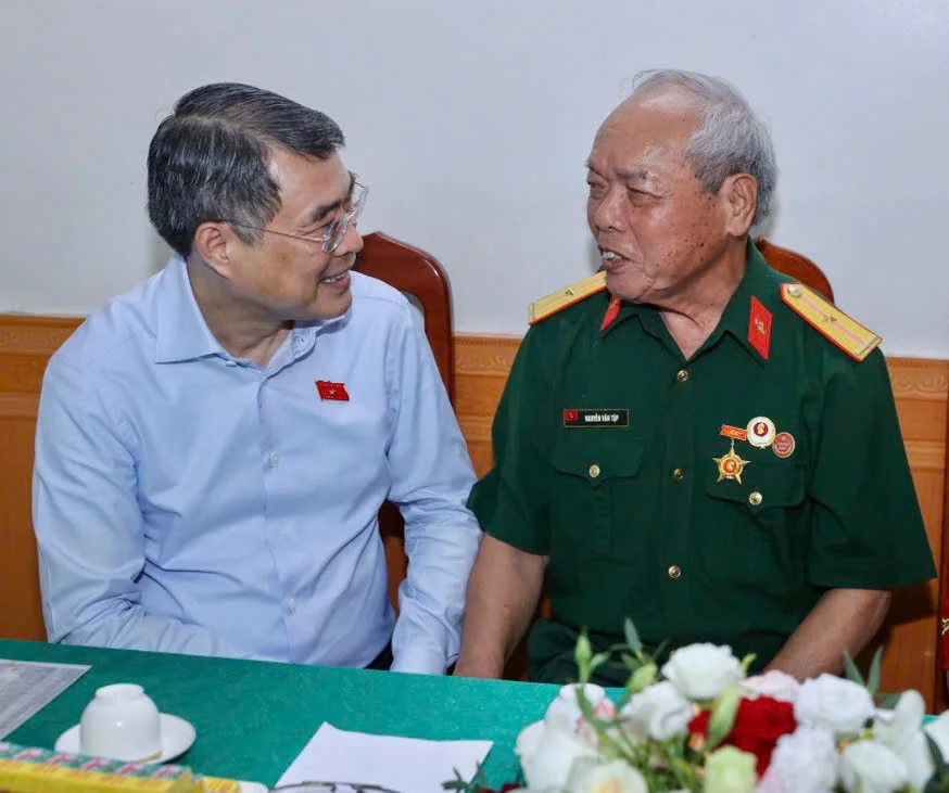 Thủ tướng Chính phủ thăm, tặng quà gia đình chính sách tại Hải Phòng