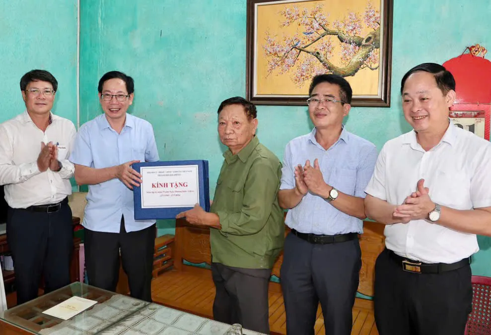 Lãnh đạo TP.Hải Phòng thăm, tặng quà gia đình chính sách, người có công dịp 27/7