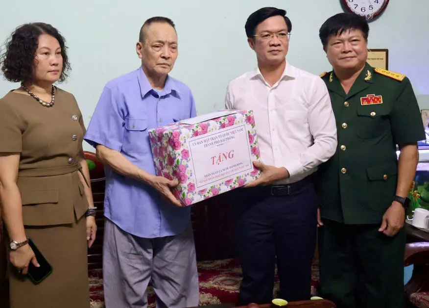 Lãnh đạo UBMTTQ Việt Nam TP.Hải Phòng thăm, tặng quà nạn nhân chất độc da cam