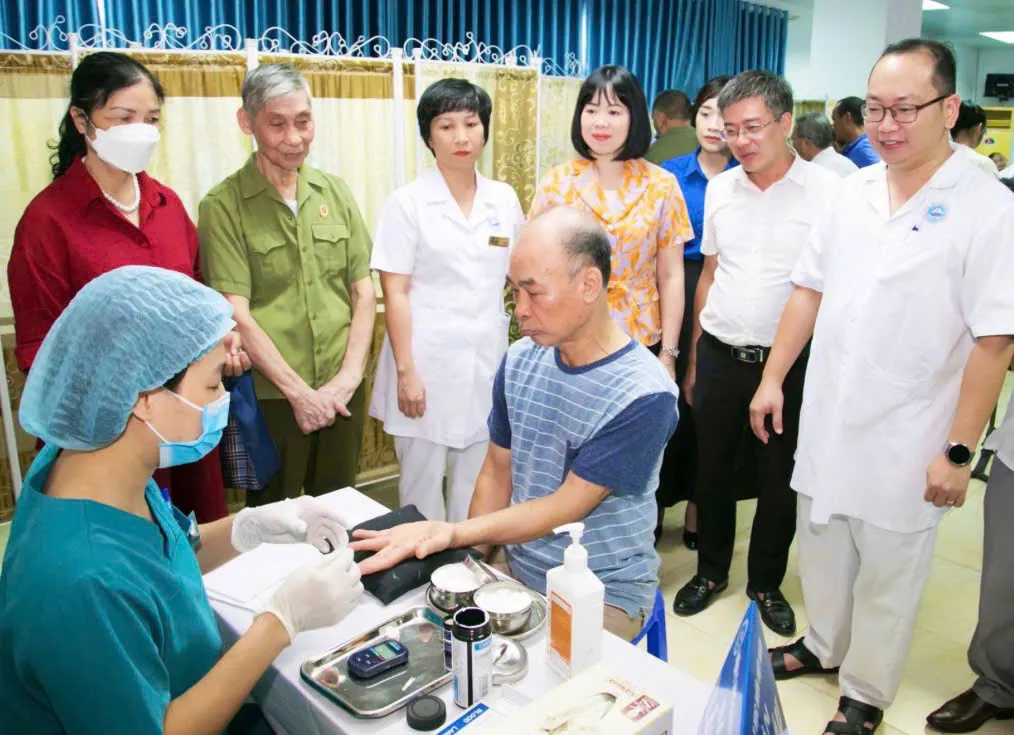 Đoàn Thanh niên phường An Biên tổ chức khám bệnh miễn phí và tặng quà người có công với cách mạng