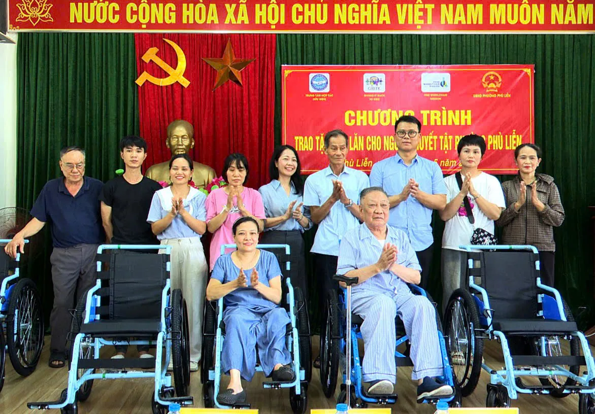 Trung tâm Hợp tác hữu nghị TP.Hải Phòng trao tặng xe lăn cho 50 người khuyết tật