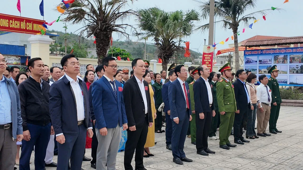 Cử tri đặc khu Bạch Long Vỹ phấn khởi trong ngày bầu cử