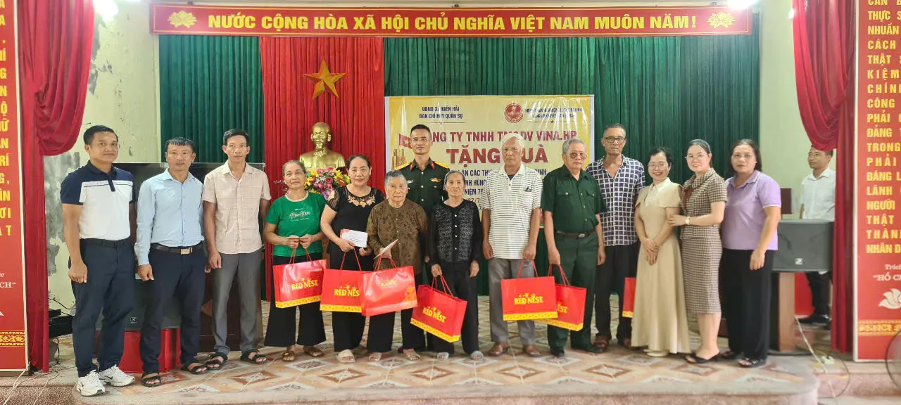 Công ty TNHH Thương mại và Dịch vụ ViNA tri ân các gia đình chính sách dịp 27/7
