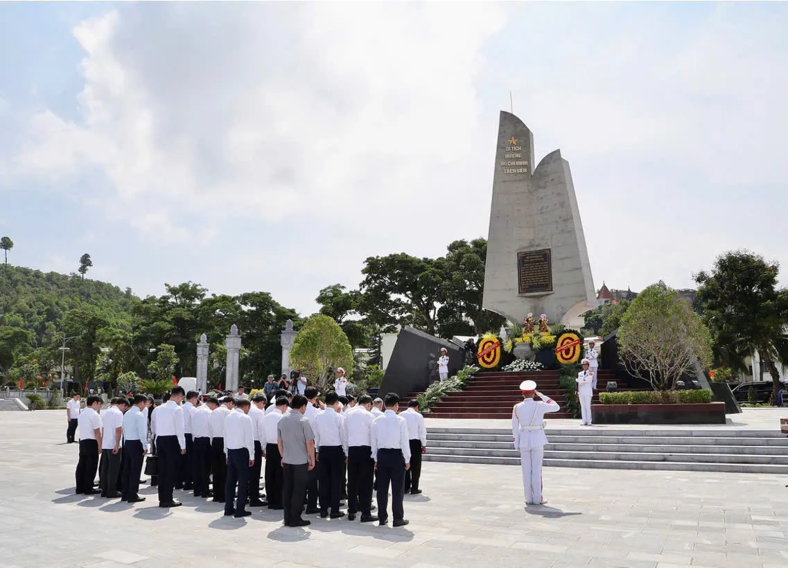 Thủ tướng Chính phủ Lê Minh Hưng dâng hương tại Quần thể di tích bến K15