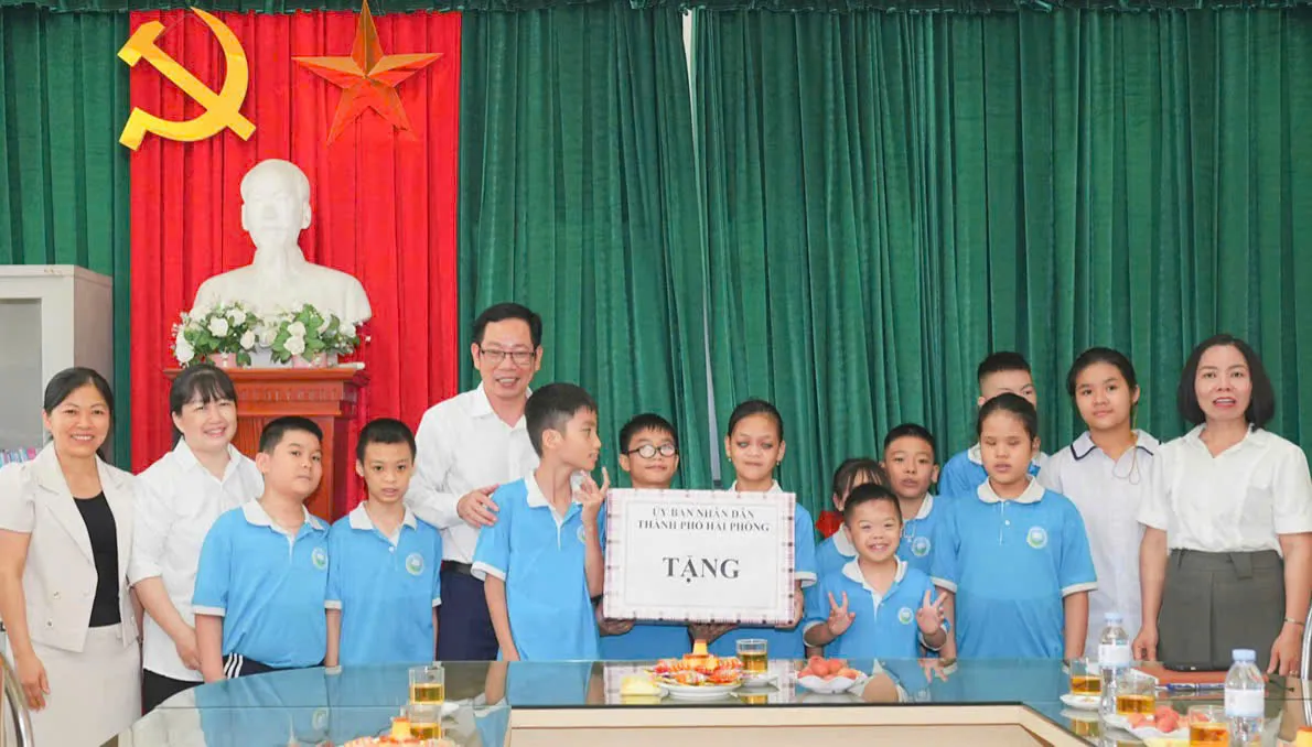 Lãnh đạo TP.Hải Phòng thăm, tặng quà thiếu nhi nhân ngày 1/6