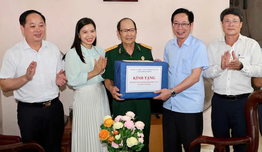 Lãnh đạo TP.Hải Phòng thăm, tặng quà gia đình chính sách, người có công dịp 27/7