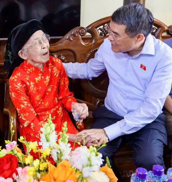 Thủ tướng Chính phủ thăm, tặng quà gia đình chính sách tại Hải Phòng