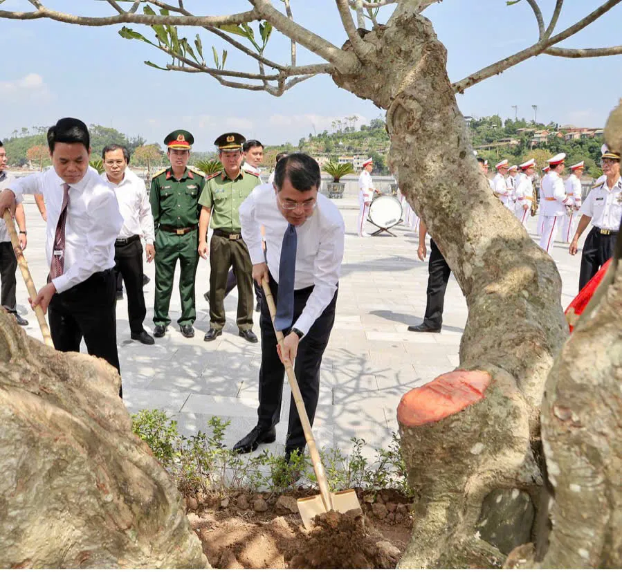 Thủ tướng Chính phủ Lê Minh Hưng dâng hương tại Quần thể di tích bến K15