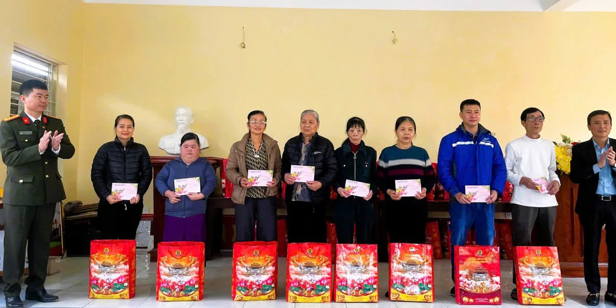 Phường An Dương trao tặng hàng nghìn suất quà cho các gia đình chính sách và người có hoàn cảnh khó khăn dịp Tết Nguyên đán