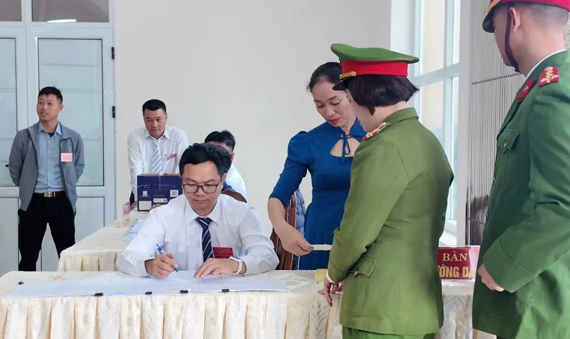 Cử tri đặc khu Bạch Long Vỹ phấn khởi trong ngày bầu cử