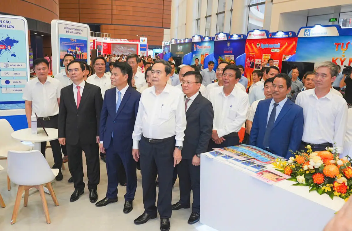 Chủ tịch Quốc hội tham quan triển lãm tại Hội Báo toàn quốc
