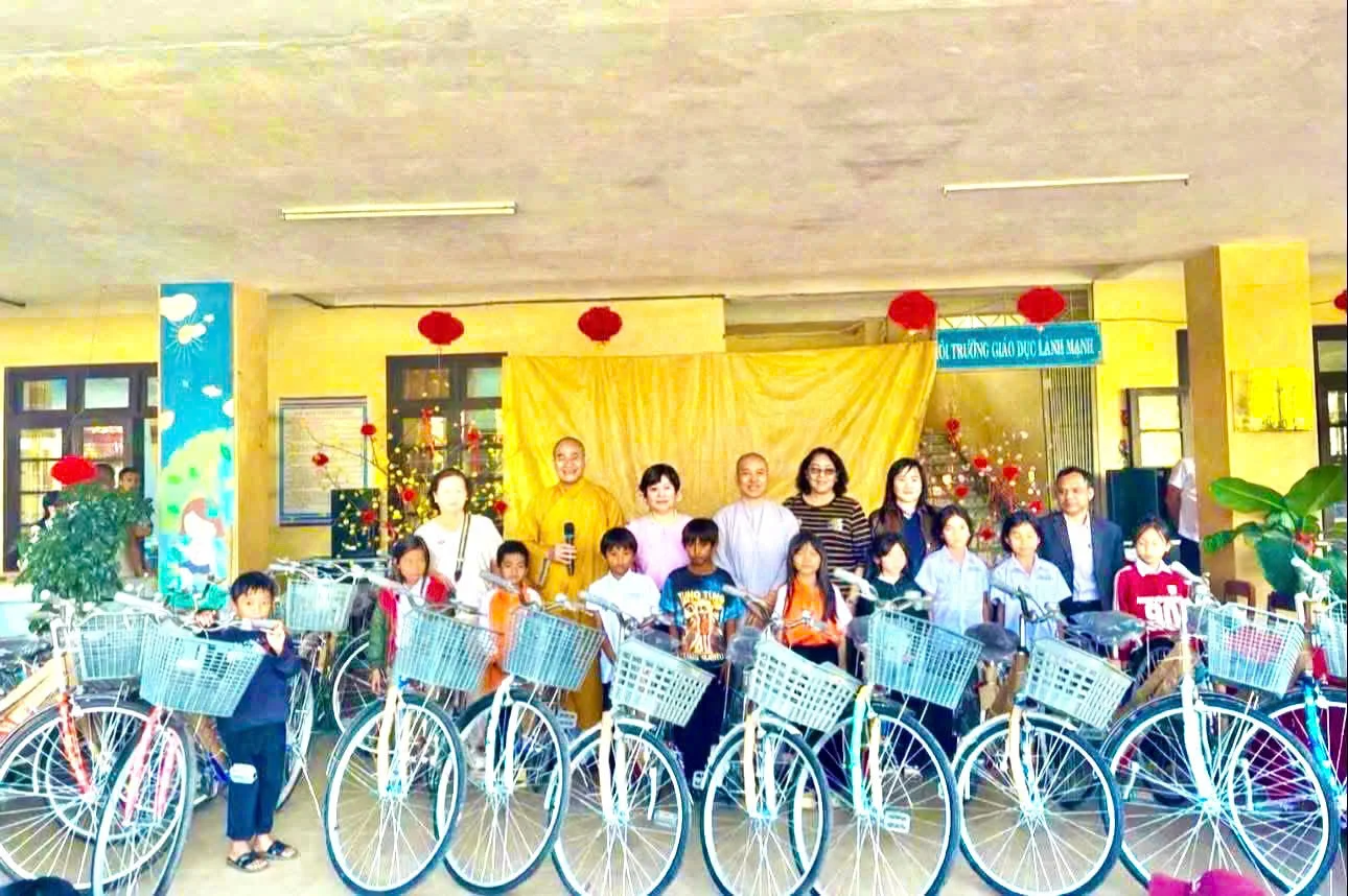 Hội từ thiện Na Uy - Thụy Điển trao quà Tết cho người dân ở Huế