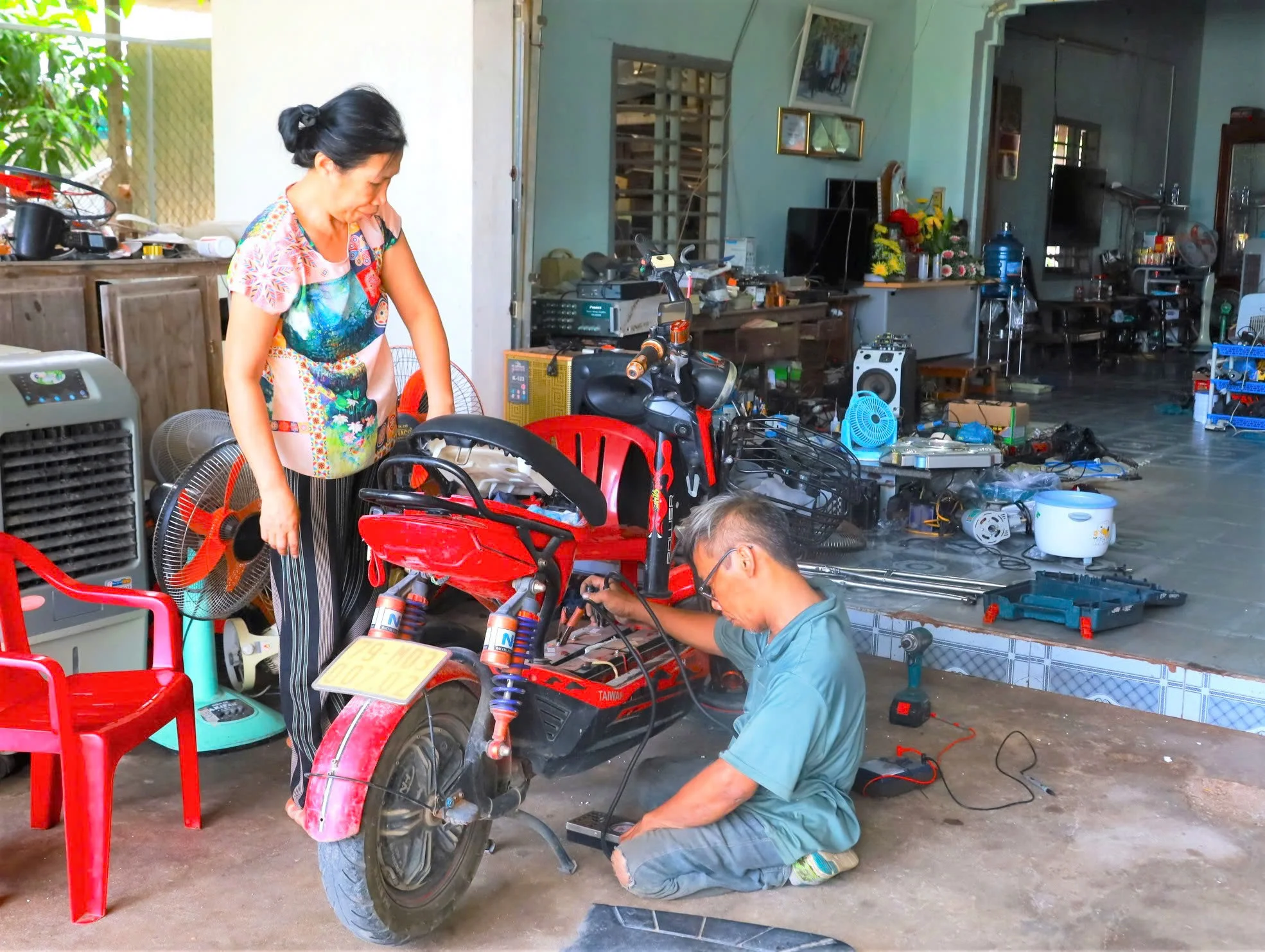 Cảm phục người cha liệt 2 chân nuôi dưỡng 5 người con hiếu học