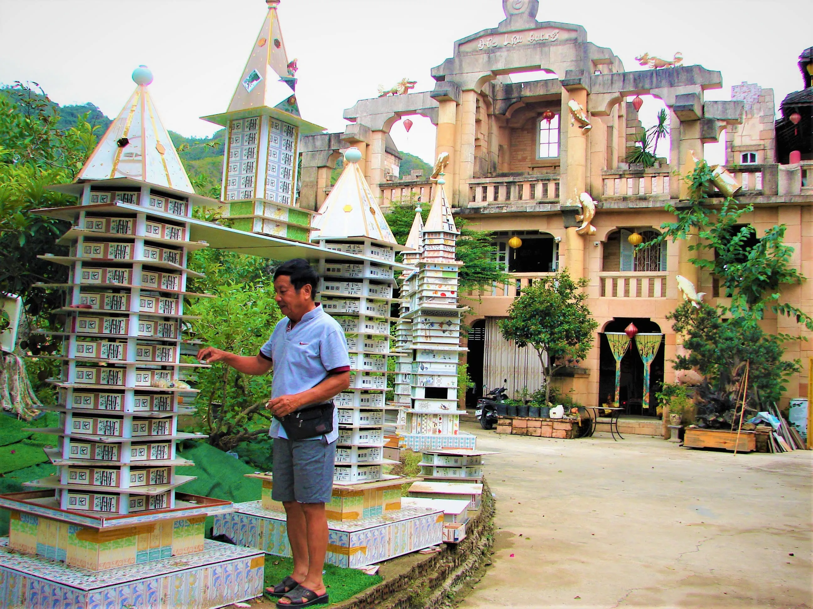 Người xây “căn hộ” nuôi ong dú