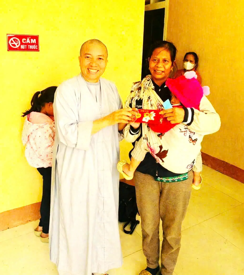 Hội từ thiện Na Uy - Thụy Điển trao quà Tết cho người dân ở Huế