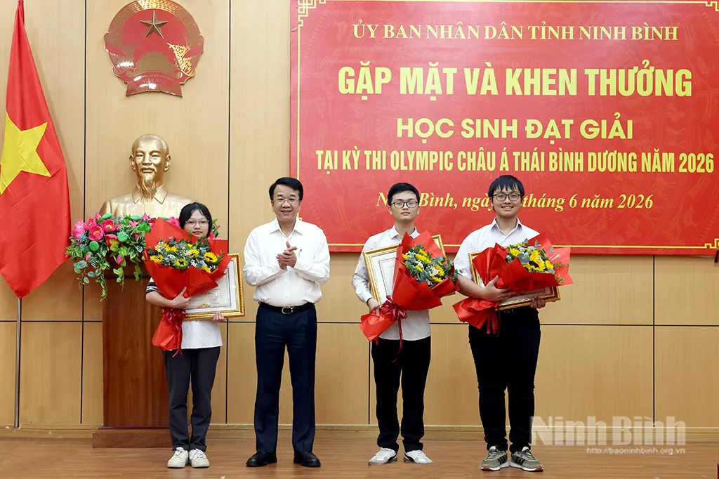      Ninh Bình: Gặp mặt, khen thưởng 3 học sinh đoạt giải tại kỳ thi Olympic Châu Á Thái Bình Dương năm 2026