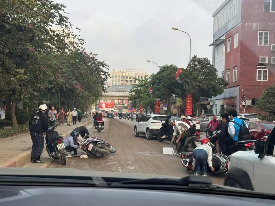 Ngã nhào vì bùn đất trên phố Hà Nội