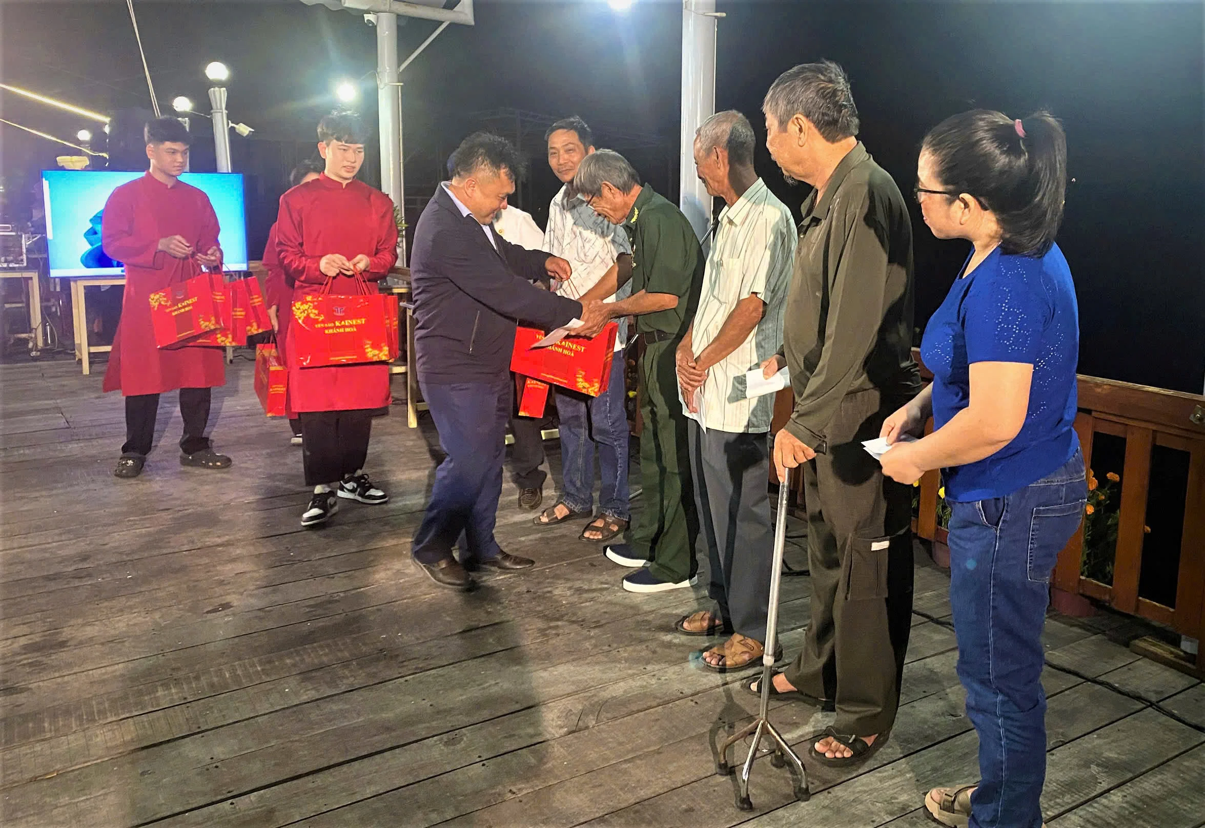 Thương binh Trường Sa tặng quà Tết đồng đội