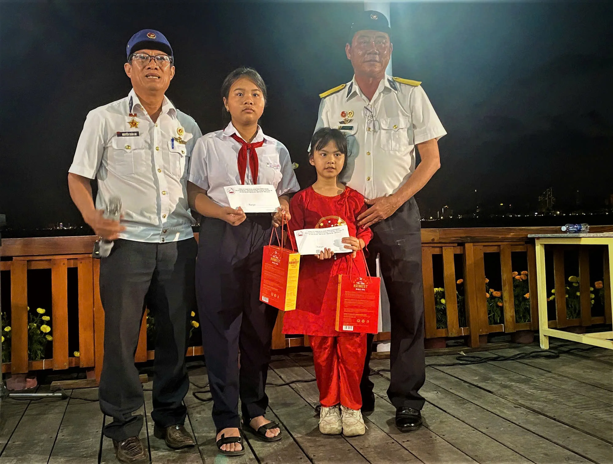 Thương binh Trường Sa tặng quà Tết đồng đội